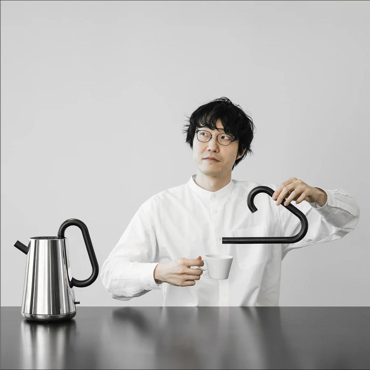 Ontwerper Oki Sato met de Toru waterketel en het kenmerkende handvat