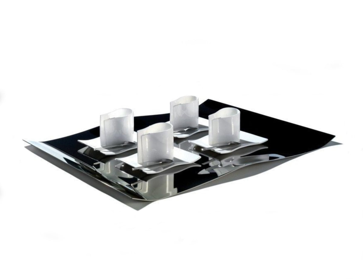 Mao-Mao dienblad van Alessi met vier witte glazen erop geplaatst