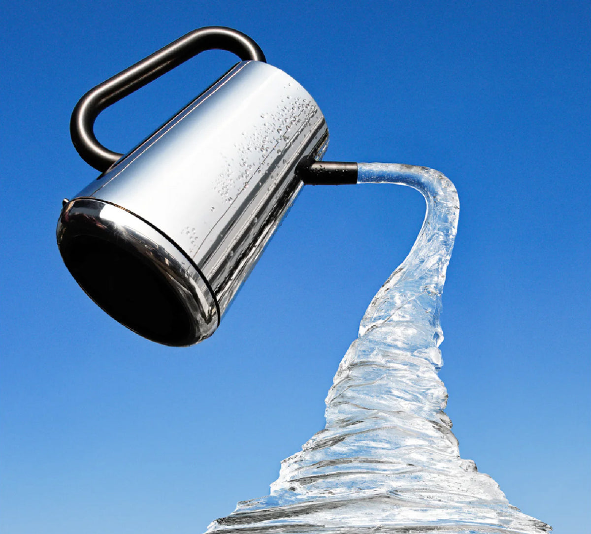 Toru waterkoker schuin gekanteld tijdens het uitschenken van water