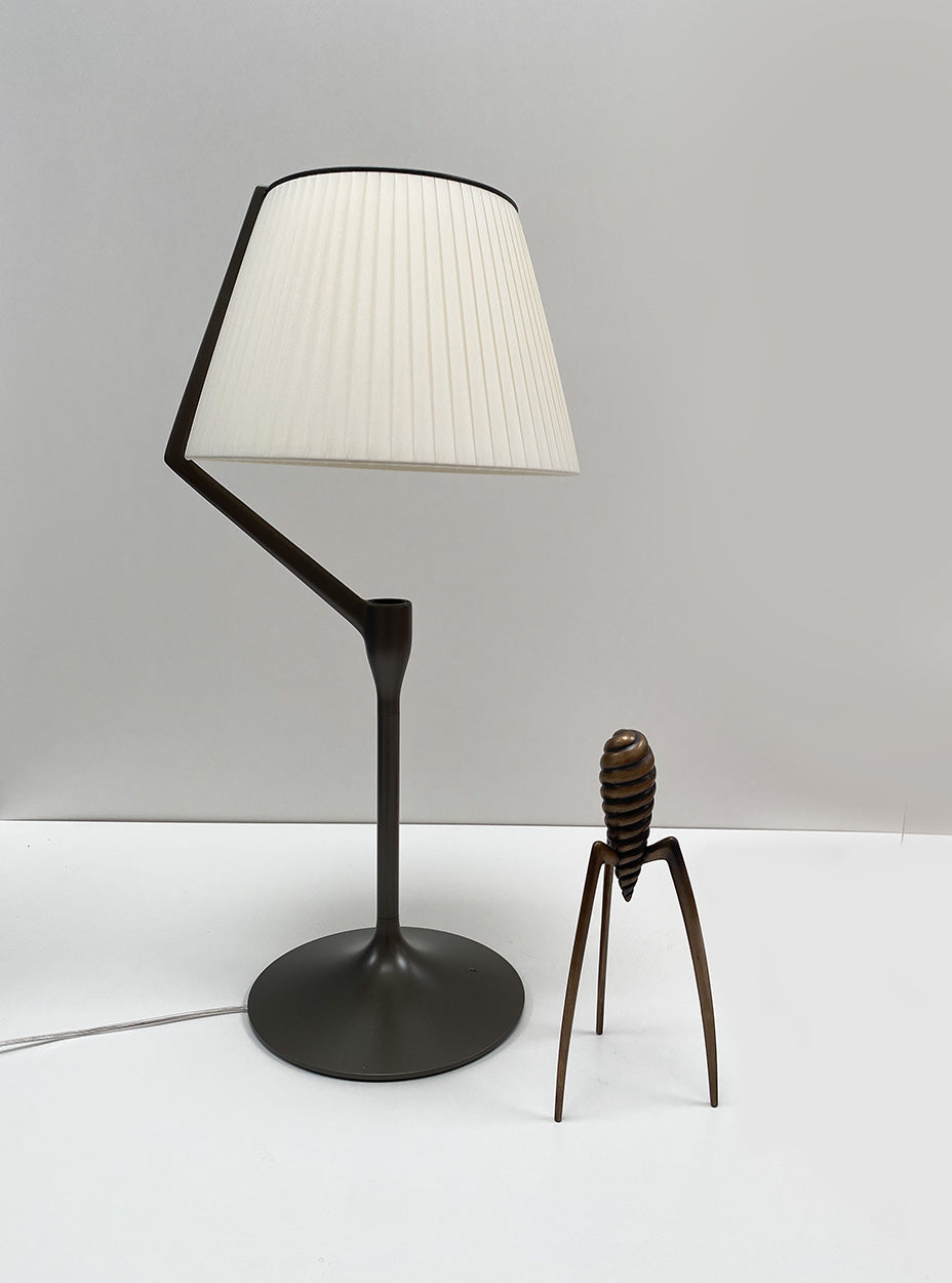 Kartell Angelo tafellamp in titanium, zijaanzicht, brandend