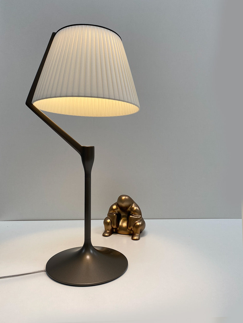 Kartell Angelo tafellamp in titanium, brandend