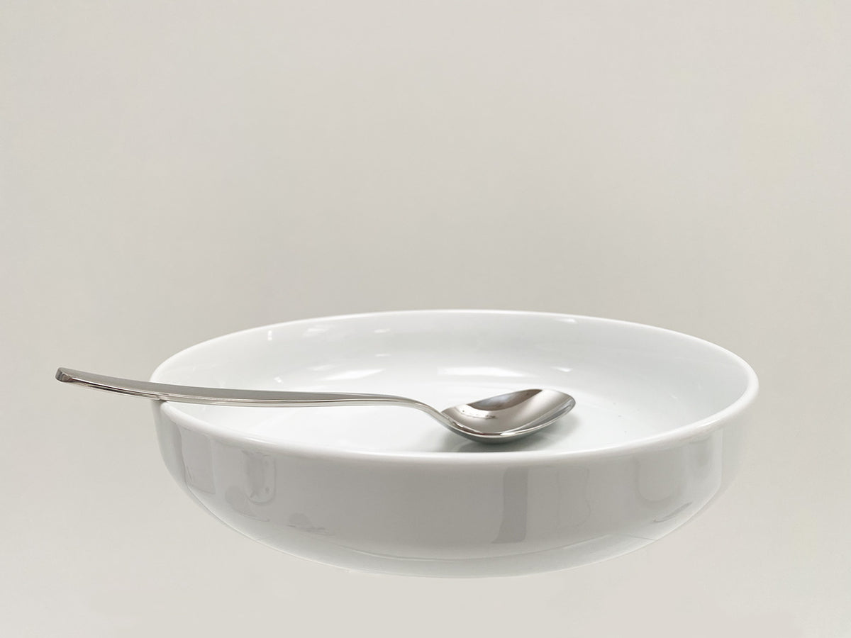 Itsumo soepbord wit met bijpassende lepel erin, ontwerp Naoto Fukasawa