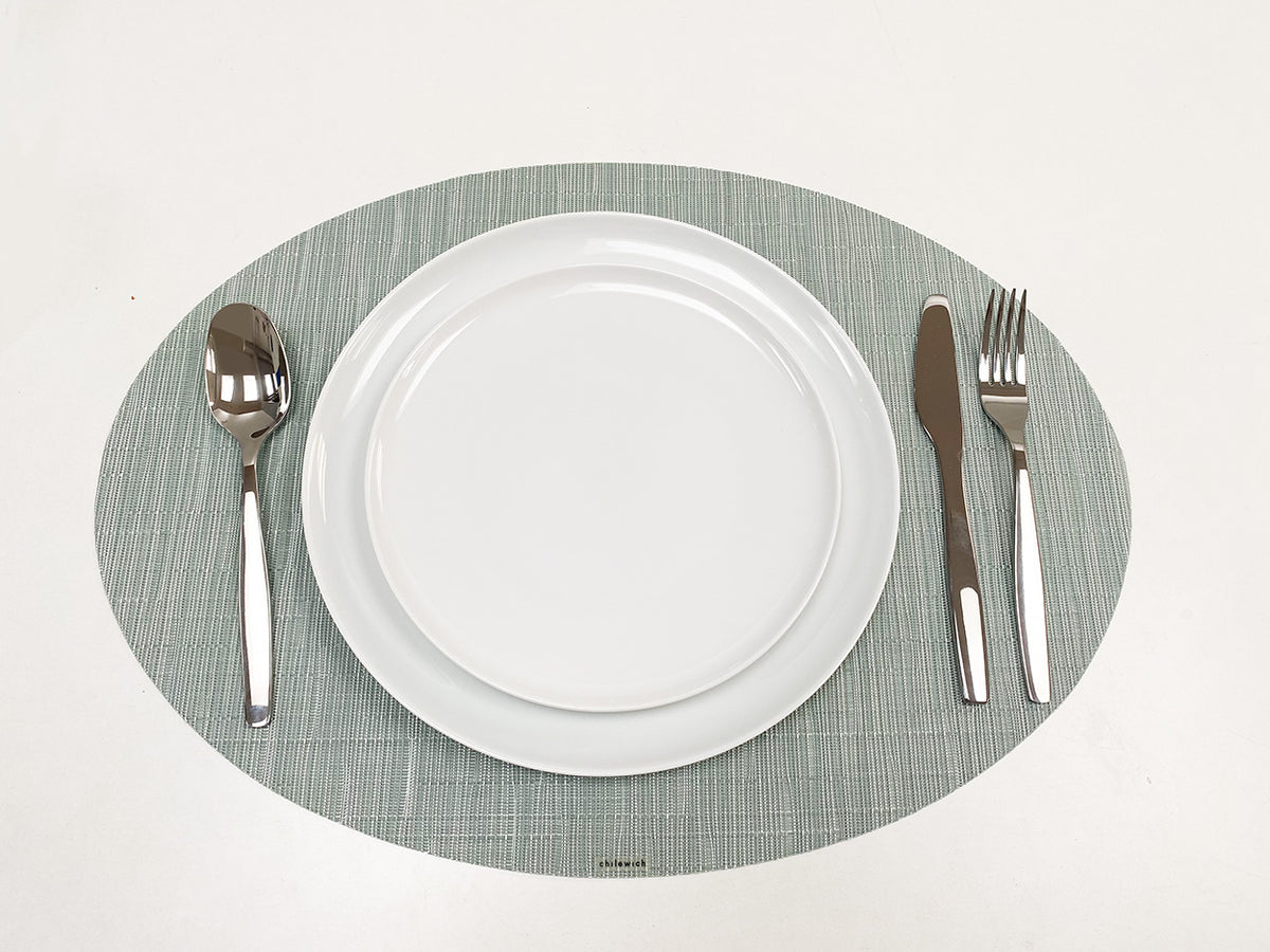 Groot dinerbord met ontbijtbord erop, Itsumo serie, wit porselein, bovenaanzicht.