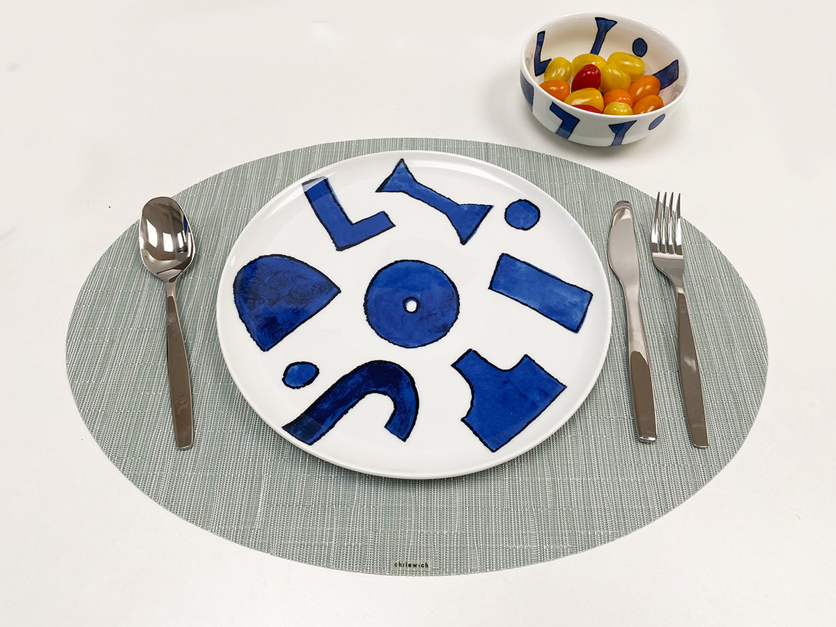 Alessi Itsumo groot dinerbord Yunoki gedekt met bestek en bijpassend kommetje