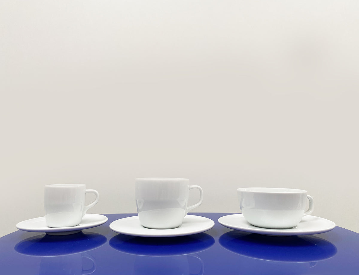 Drie Itsumo koffiekopjes in verschillende formaten met bijpassende schotels, in wit.