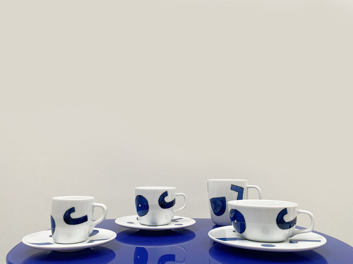 Meerdere espressokoppen uit de Itsumo-Yunoki serie op schotels, blauw decor