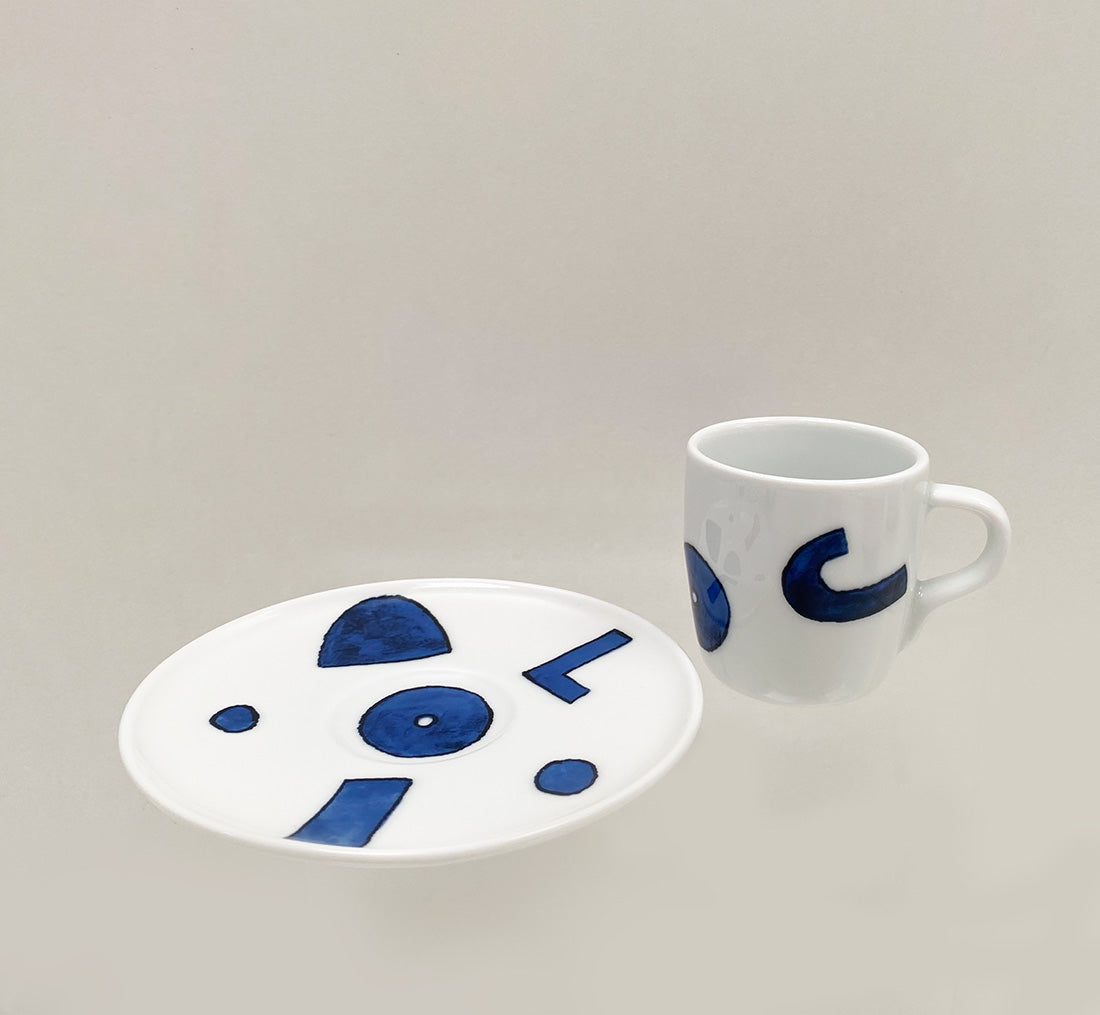 Espressokop en vlakke schotel uit de Itsumo serie los naast elkaar, blauw decor