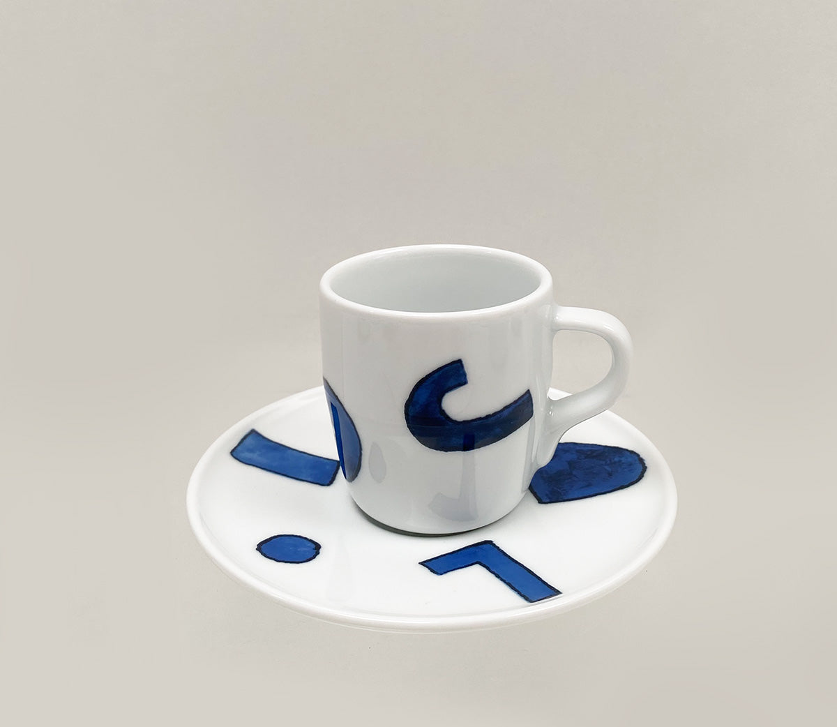 Espressokop Yunoki op schotel, bovenaanzicht met blauw decor