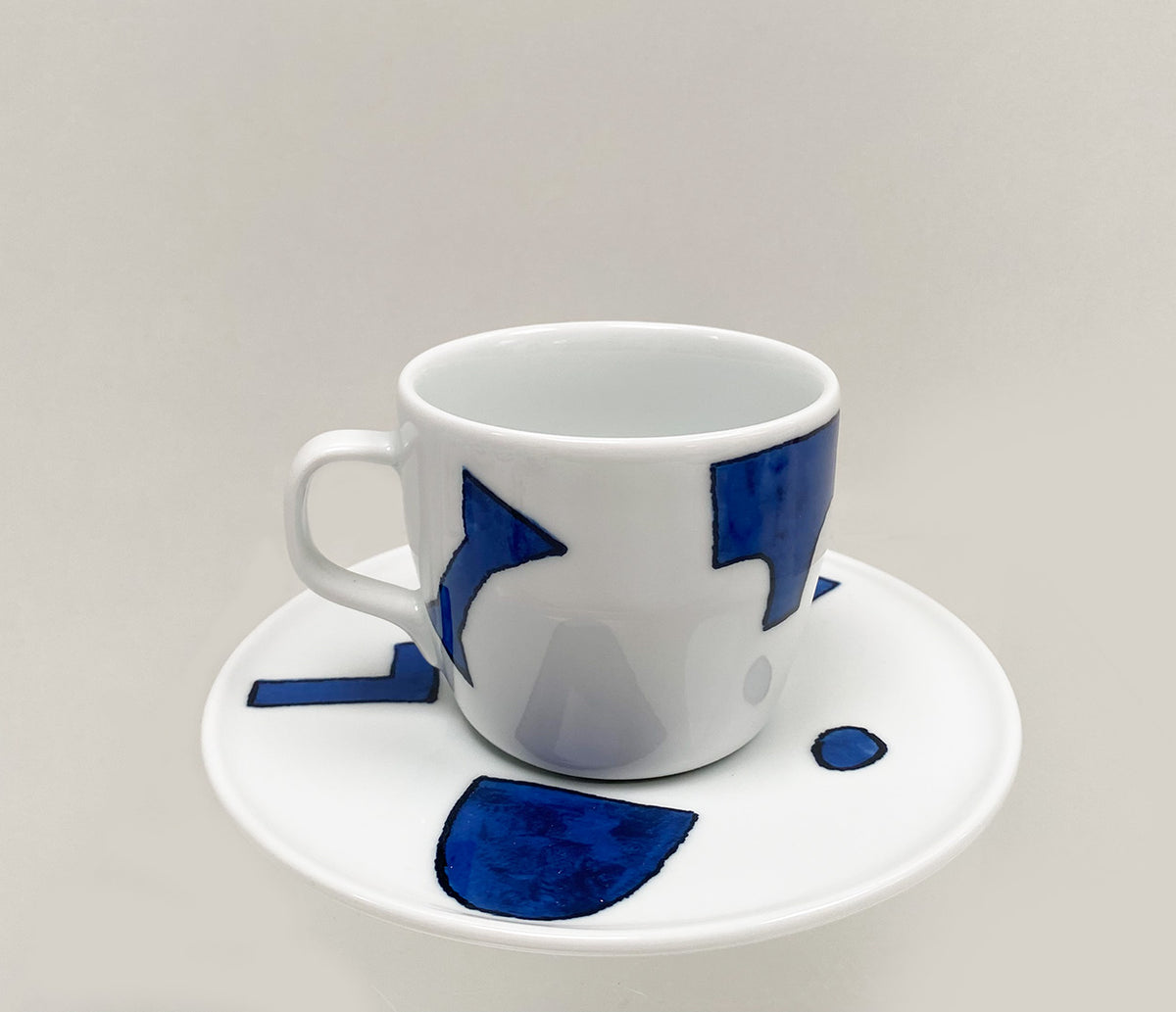 Coffee cup from the Itsumo series, close-up with blue decoration on white porcelain