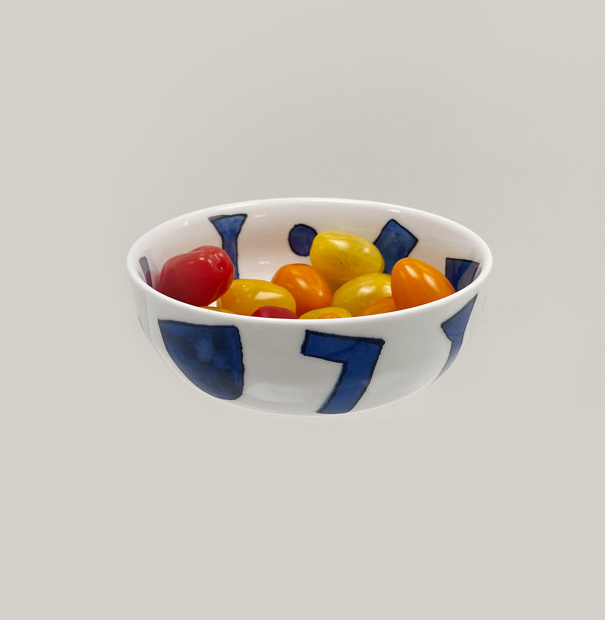 Itsumo Yunoki kommetje, wit met blauwe decoratie, gevuld met kerstomaten