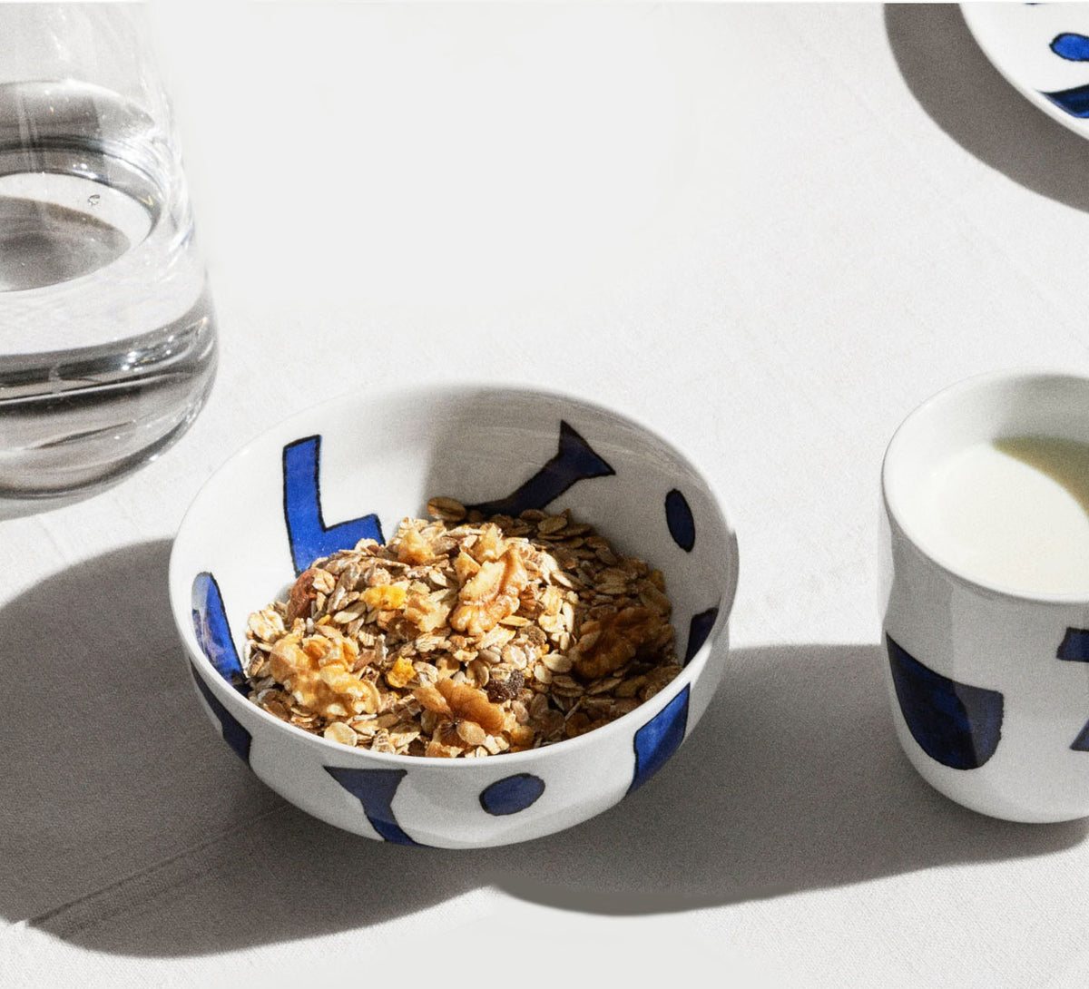 Itsumo Yunoki kom in wit porselein met blauw motief, gevuld met muesli