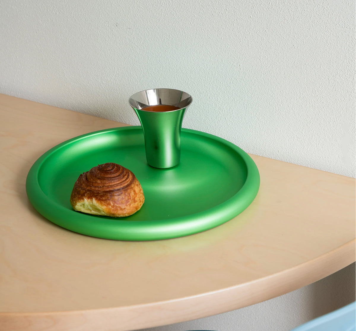 Discolo tray in green, in use with a croissant and mug