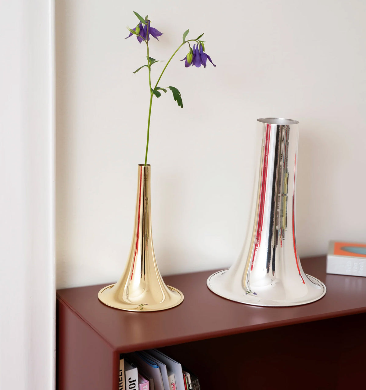 Trumpet vaas smal in messing en verzilverd naast elkaar, met bloemen