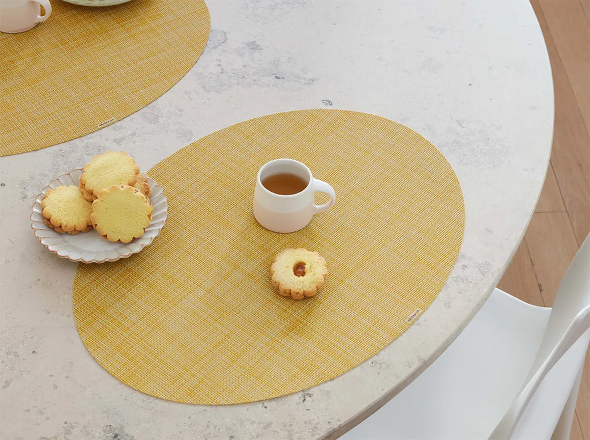 Chilewich ovale placemat, Mini Basketweave, ochre, on round table