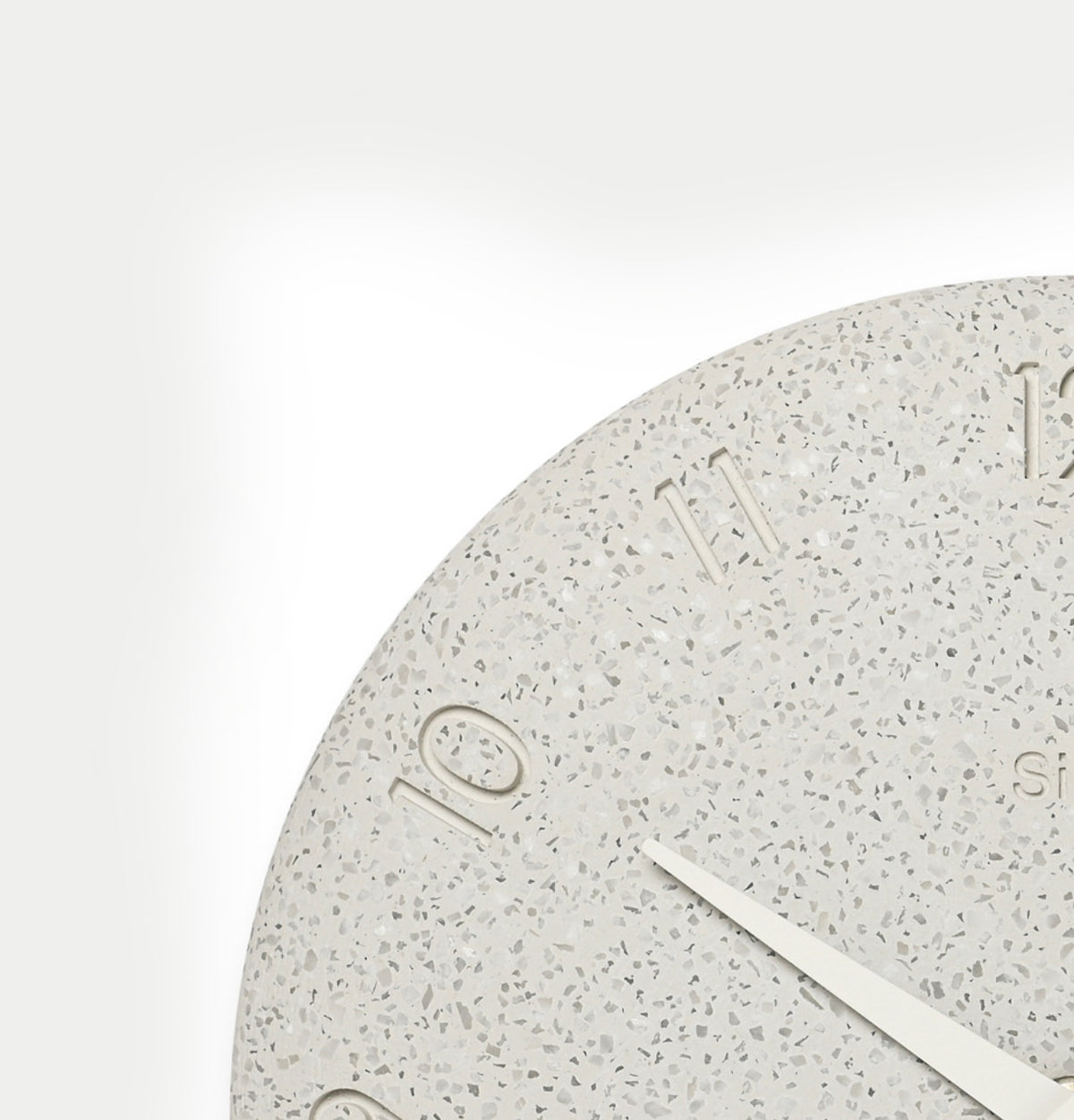 Detail van de witte wandklok Lemnos SIO2, met uitgespaarde cijfers in speciale structuur.