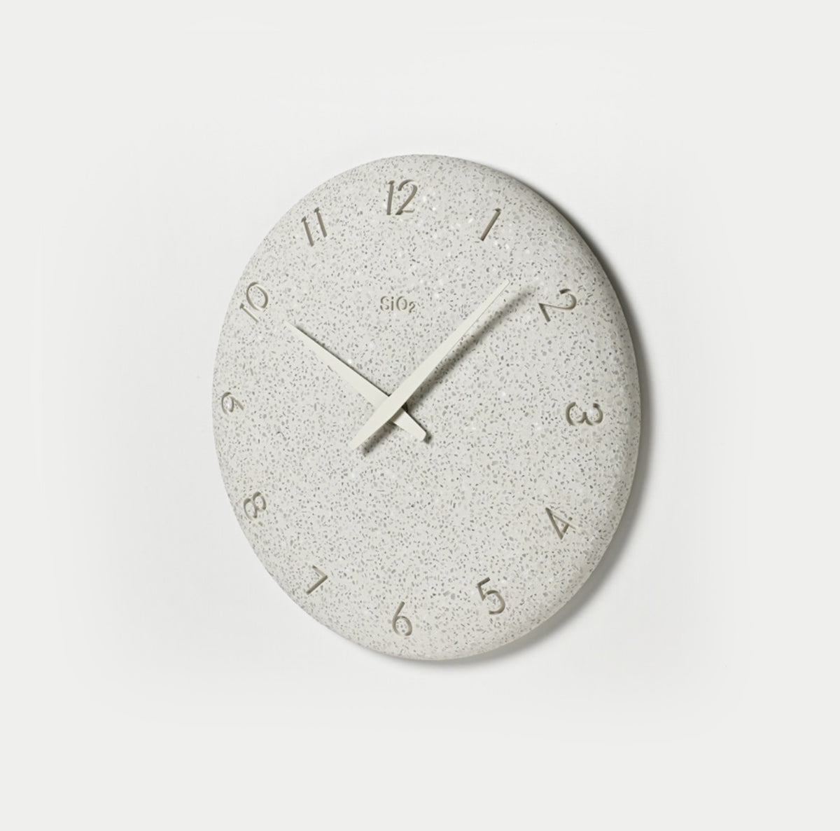 Zijaanzicht van de gewelfde Lemnos SIO2 wandklok in witte kleur.