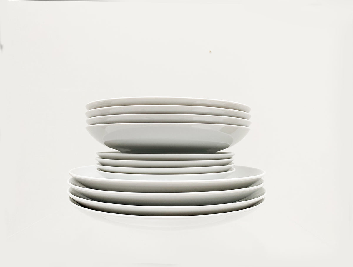 Mami 12-delig servies van Alessi, ontworpen door Stefano Giovannoni, diner-, ontbijt- en soepborden gestapeld