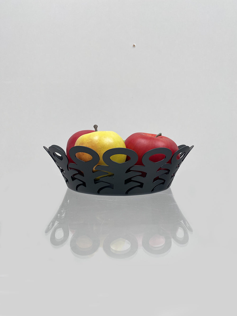 Alessi Vimini mand klein in zwart, gemaakt van plaatstaal, met appels