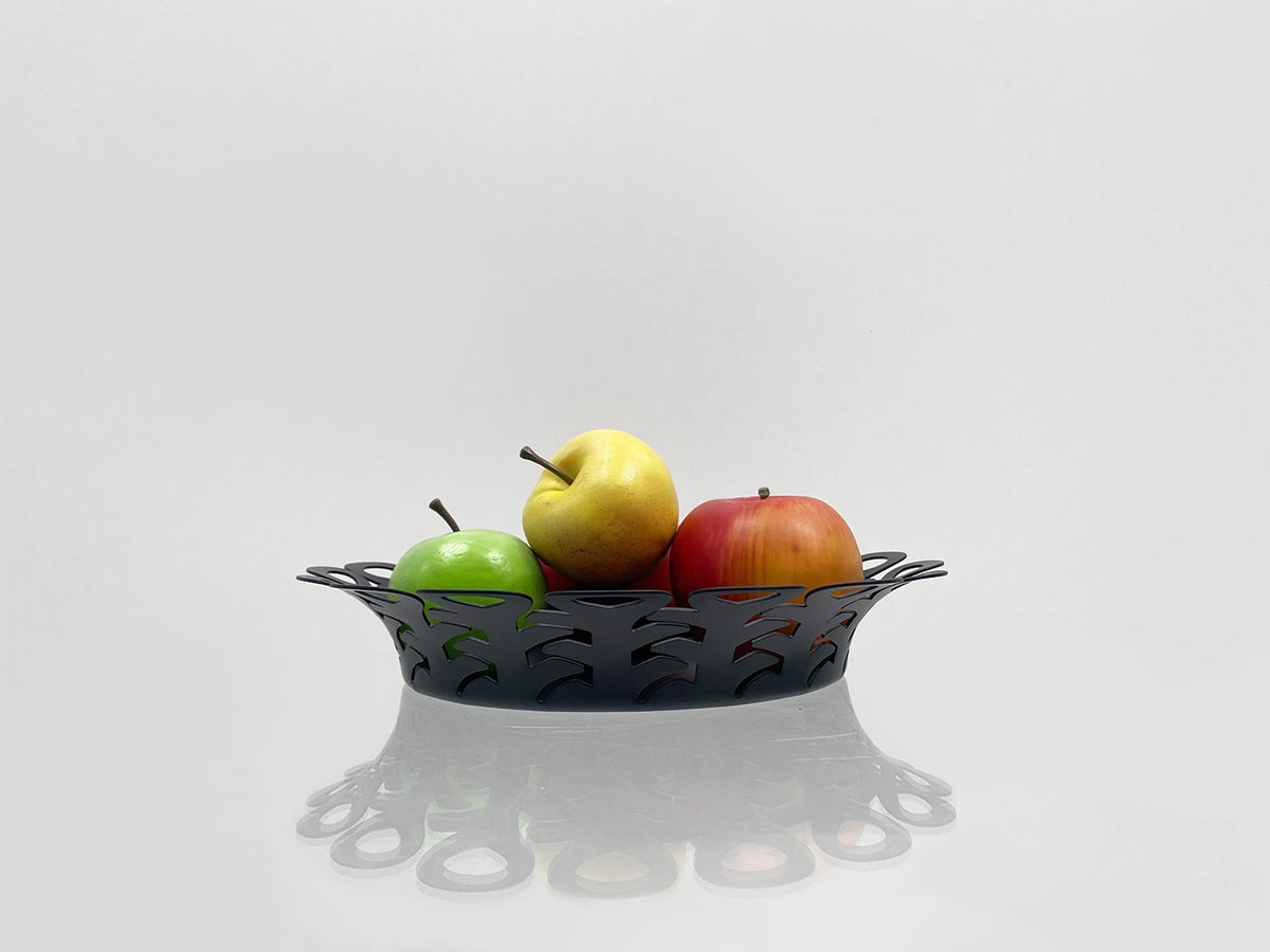 Alessi Vimini mand groot in zwart, met doorbroken rand, gevuld met fruit