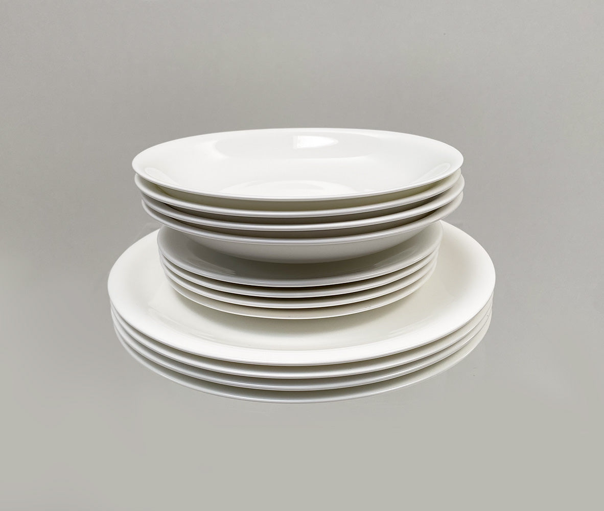 Alessi Time servies, borden 12-delig, gestapeld met diepe en platte borden in roomwit