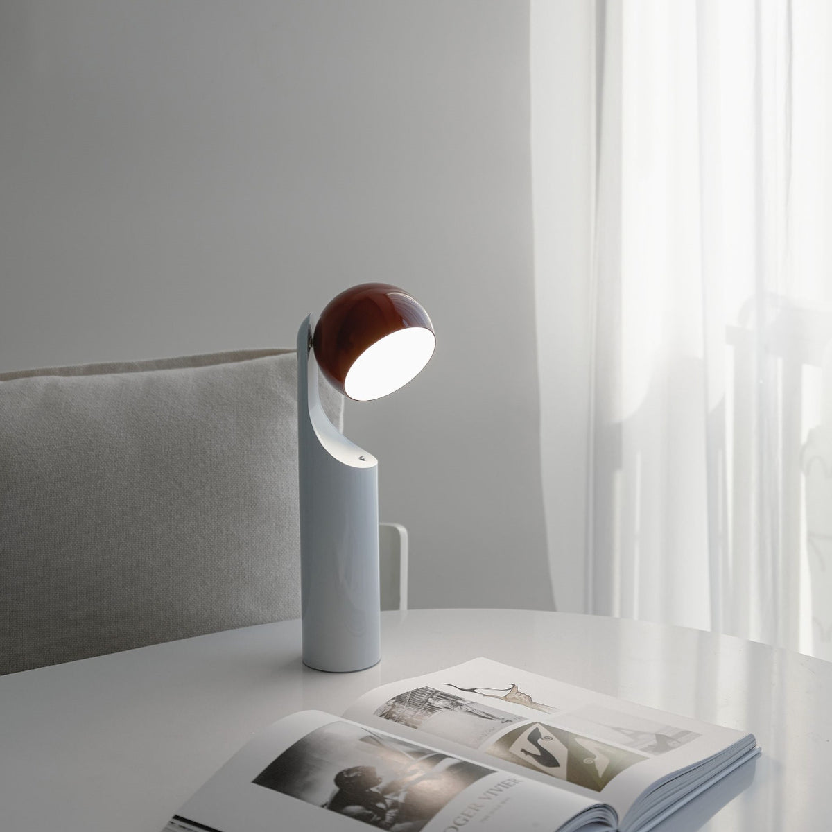 Alessi Mono draagbare leeslamp van Notion Studio, roestbruine kop en lichtblauwe voet