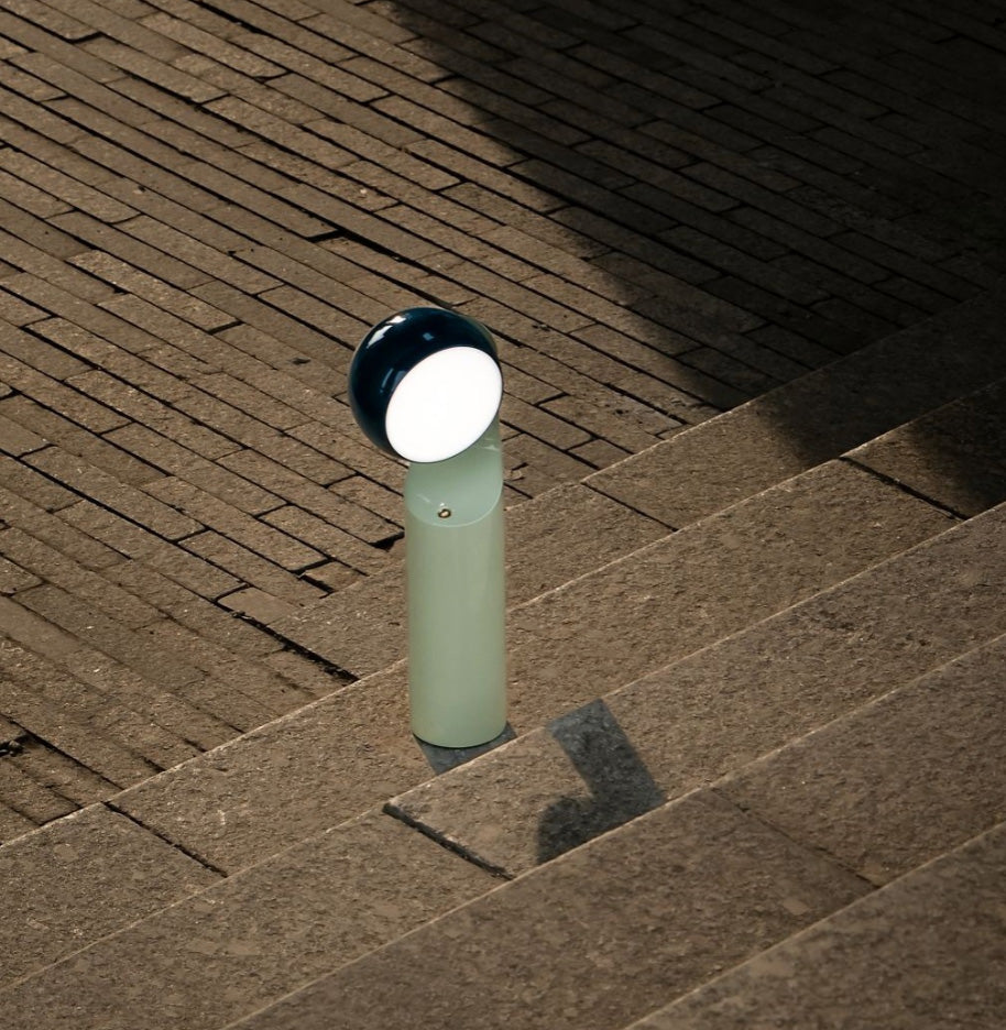 Mono draagbare leeslamp van Alessi, blauwe kop en mintgroene voet, bovenaanzicht