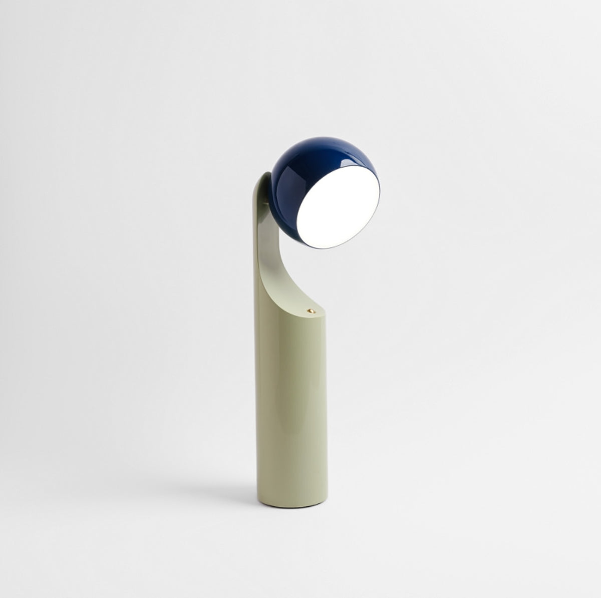 Mono oplaadbare leeslamp, ontwerp Notion Studio, in blauw en mint, vooraanzicht
