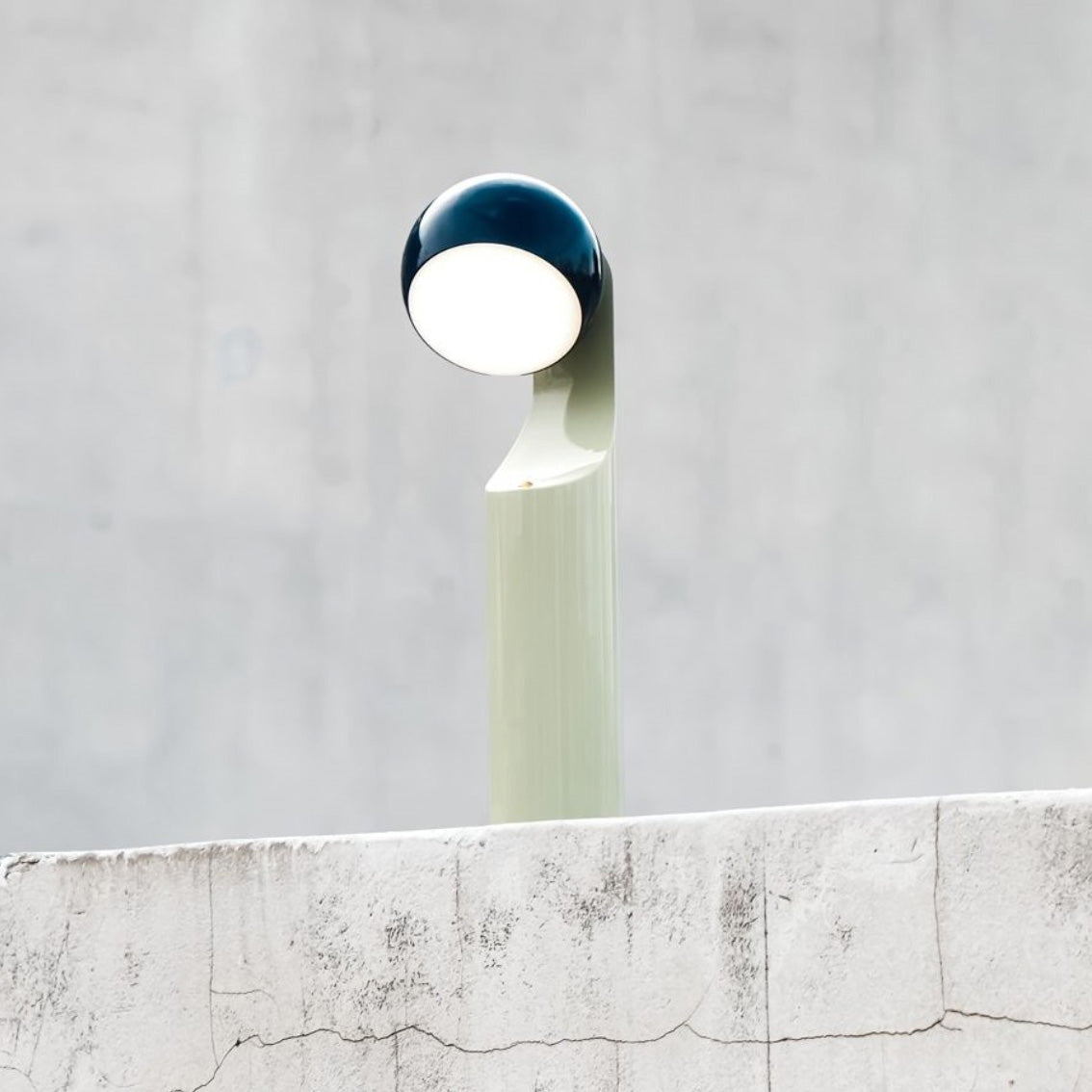 Mooie dimbare Mono leeslamp in blauw en mint, zijaanzicht met gedraaide kop
