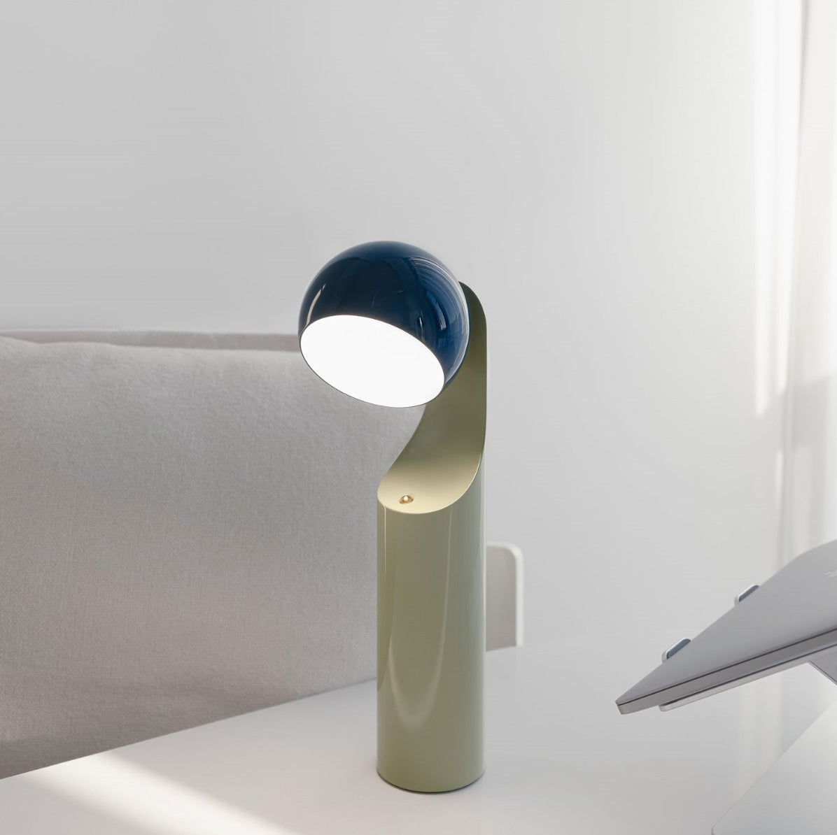 Mono leeslamp met grote lichtopbrengst, blauwe kop en mintgroene voet, in gebruik op nachtkastje