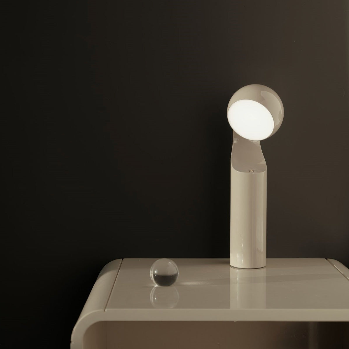 Mooie beige leeslamp met draaibare kop, dimbaar en grote lichtopbrengst, ontwerp Notion Studio.