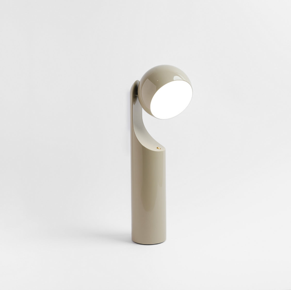 Beige leeslamp met kop 270 graden gedraaid, dimbaar met grote lichtopbrengst.