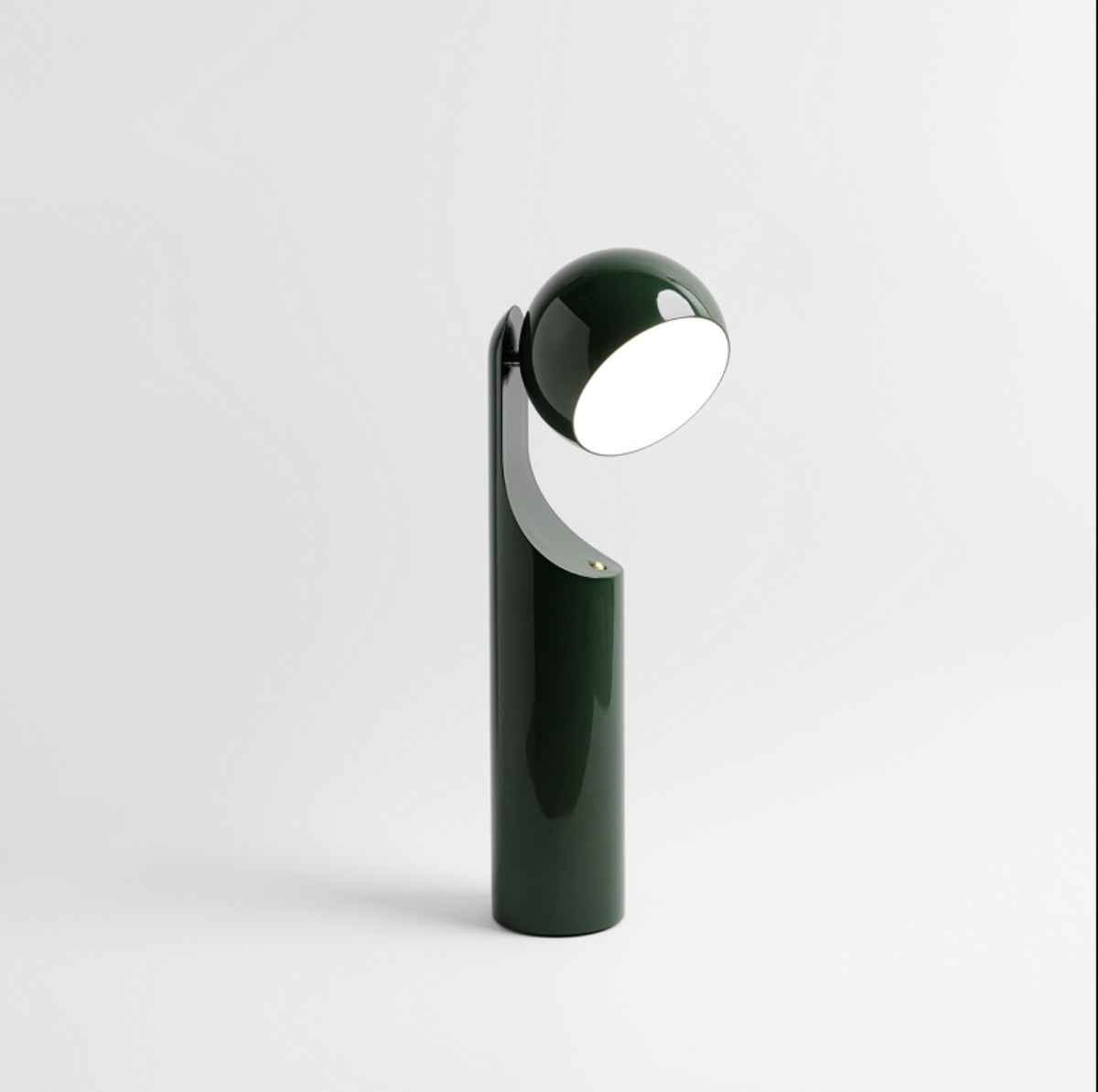 Mono Retro leeslamp Forest Green, vooraanzicht met ingeschakelde kop