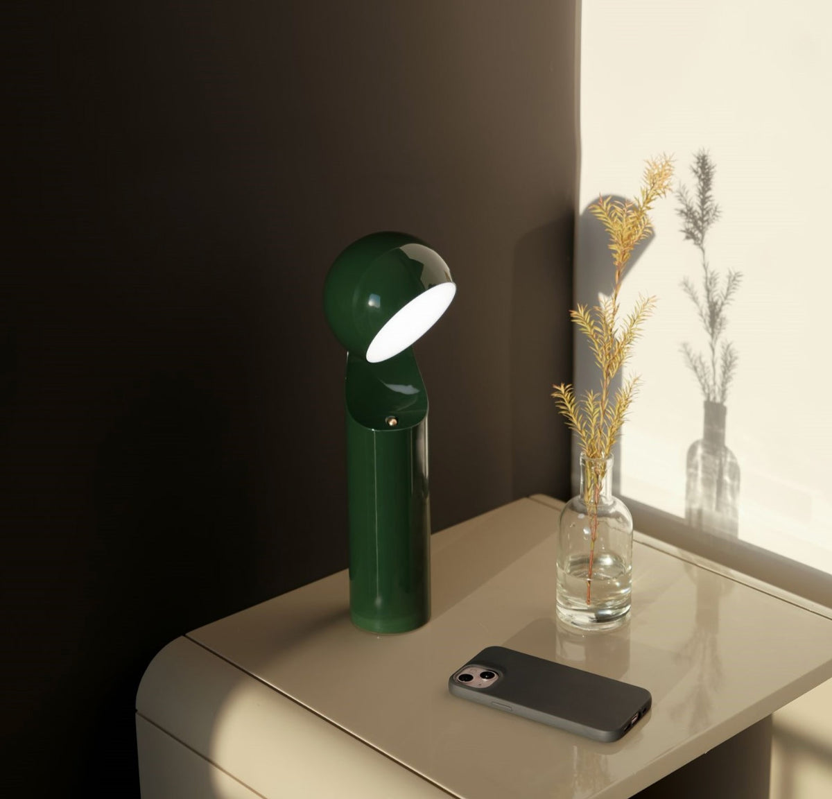 Mono Retro leeslamp Forest Green, zijaanzicht met grote lichtopbrengst