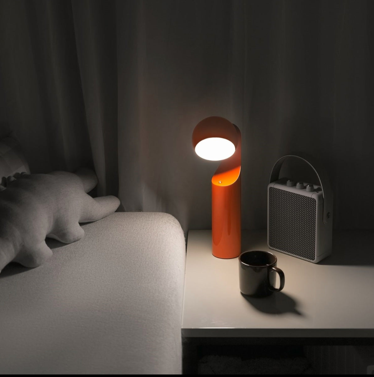 Alessi Mono Retro Lamp Tangerine, oranje leeslamp met dimbare, draaibare kop, brandend in gebruik