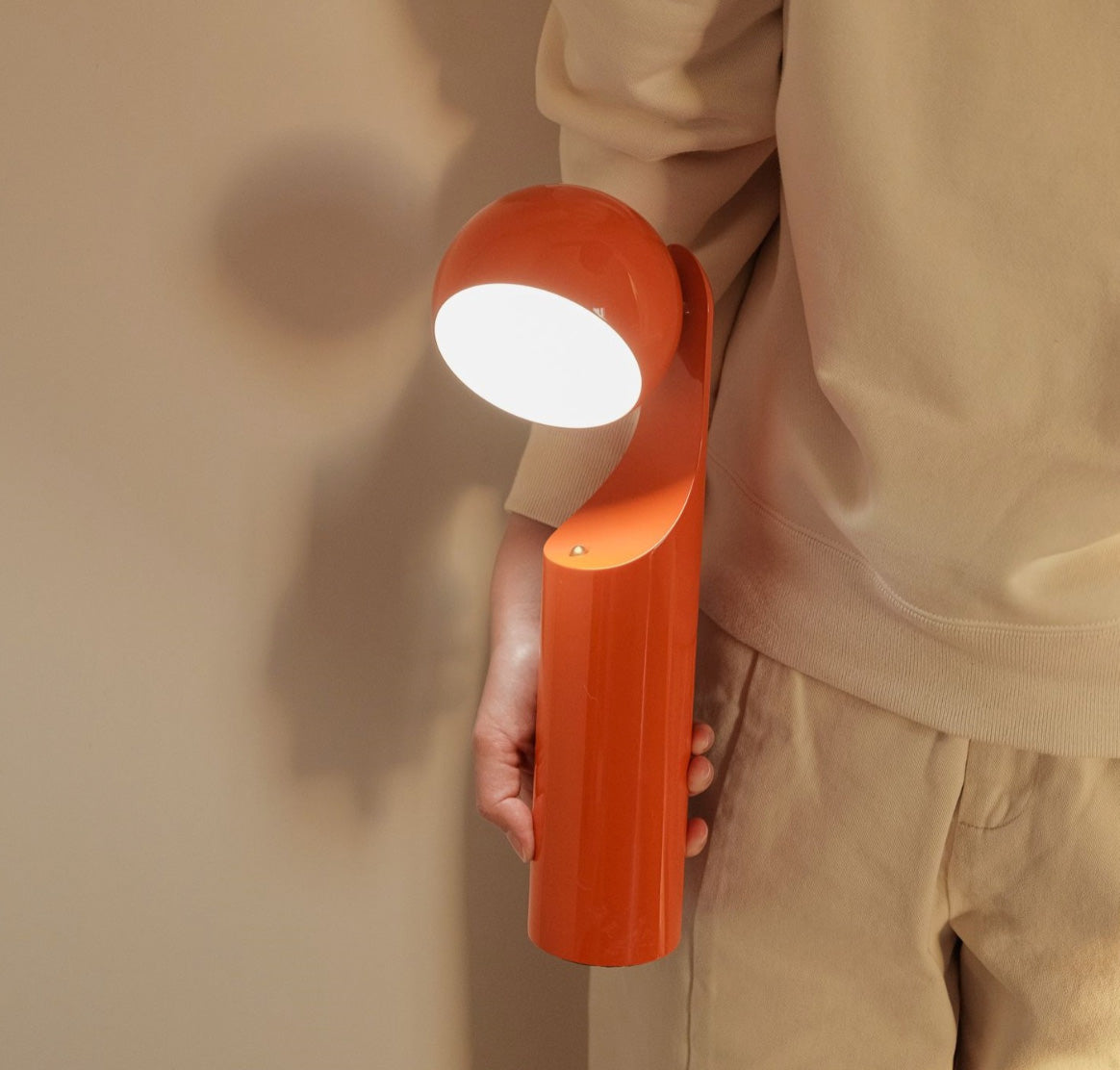 Alessi Mono Retro Lamp Tangerine, oranje leeslamp, in de hand gehouden, detail van de kop