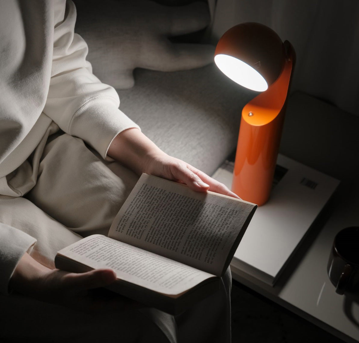 Alessi Mono Retro Lamp Tangerine, mooie oranje leeslamp aan, gebruikt tijdens het lezen