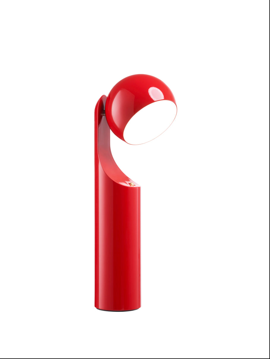Mono Retro Lamp van Alessi in rood, dimbare kop, voorzijde op witte achtergrond.