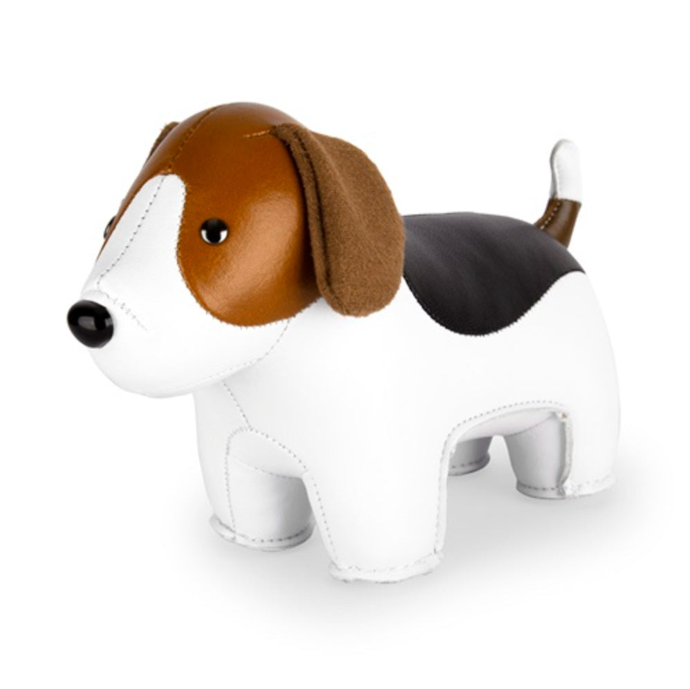 Zuny Beagle presse-papier van kunstleer, zijaanzicht in wit en bruin.
