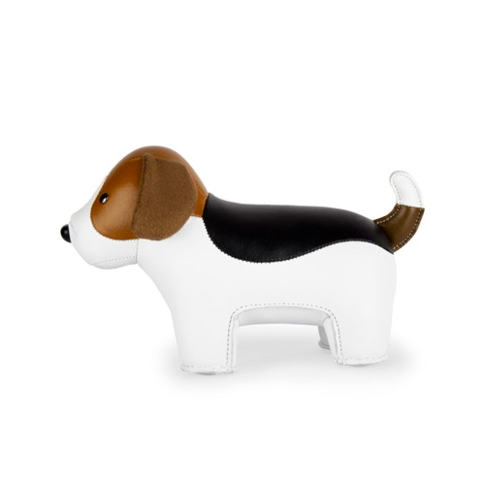 Zuny Beagle presse-papier van kunstleer, volledig in profiel.