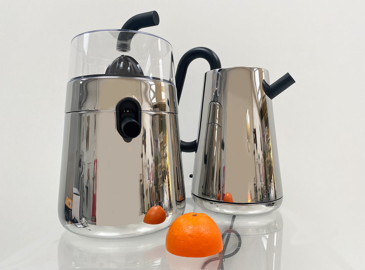Alessi Toru elektrische citruspers naast waterkoker uit dezelfde serie