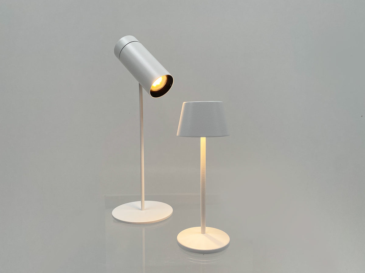 Modi tafellampje naast een andere lamp ter vergelijking.