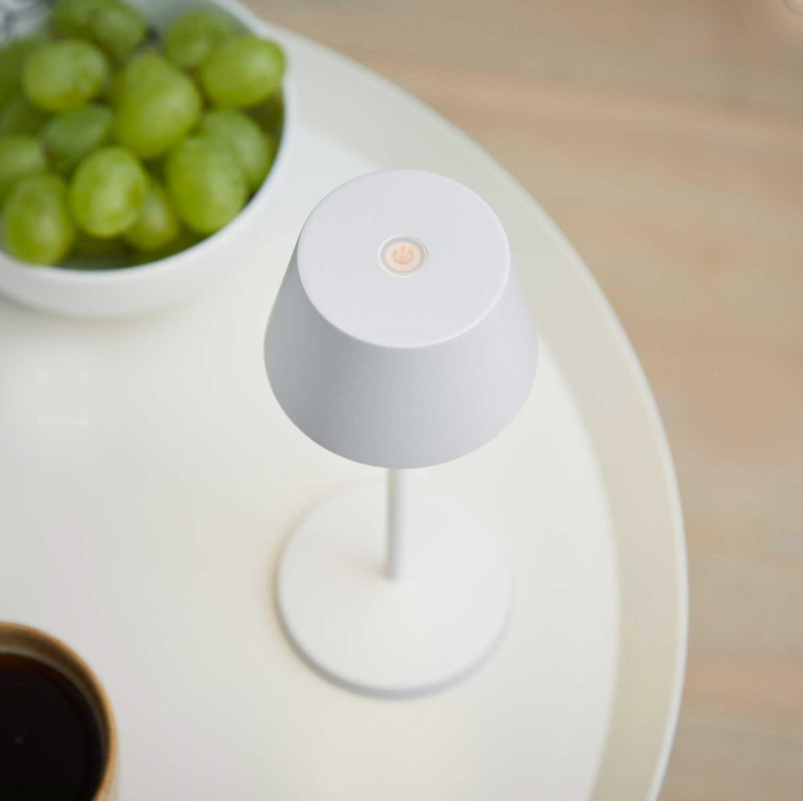 Bovenaanzicht van de Modi tafellamp met touch-dimmer op de kap.