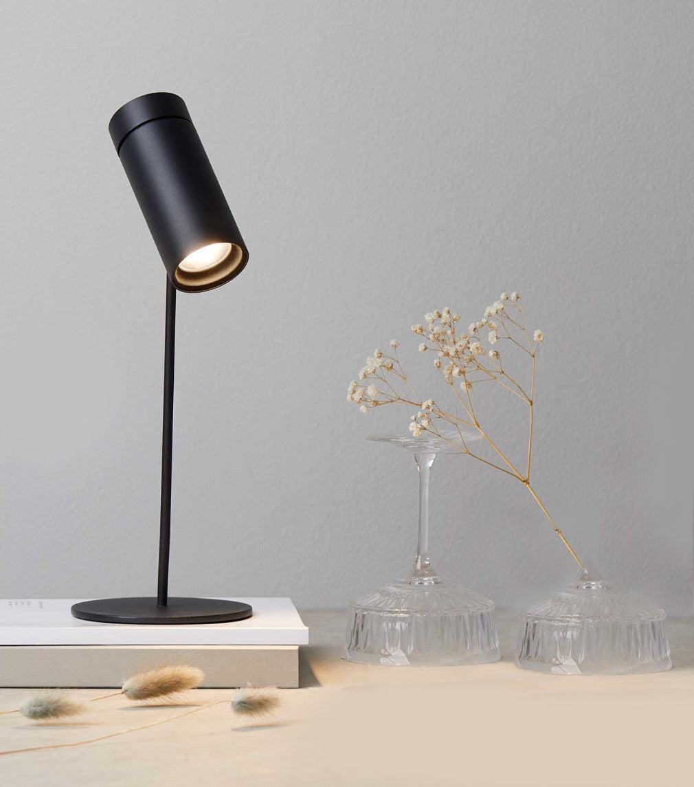 SIA tafellamp in mat zwart, detail van spot en voet