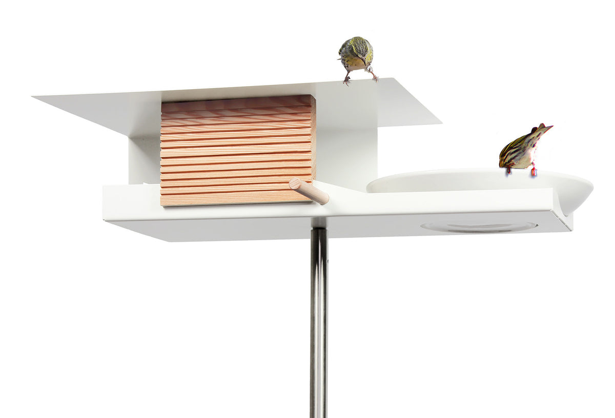 Opossum Bauhaus vogelhuis, zijaanzicht met houten lamellen, schaal en landingsstok, twee vogels