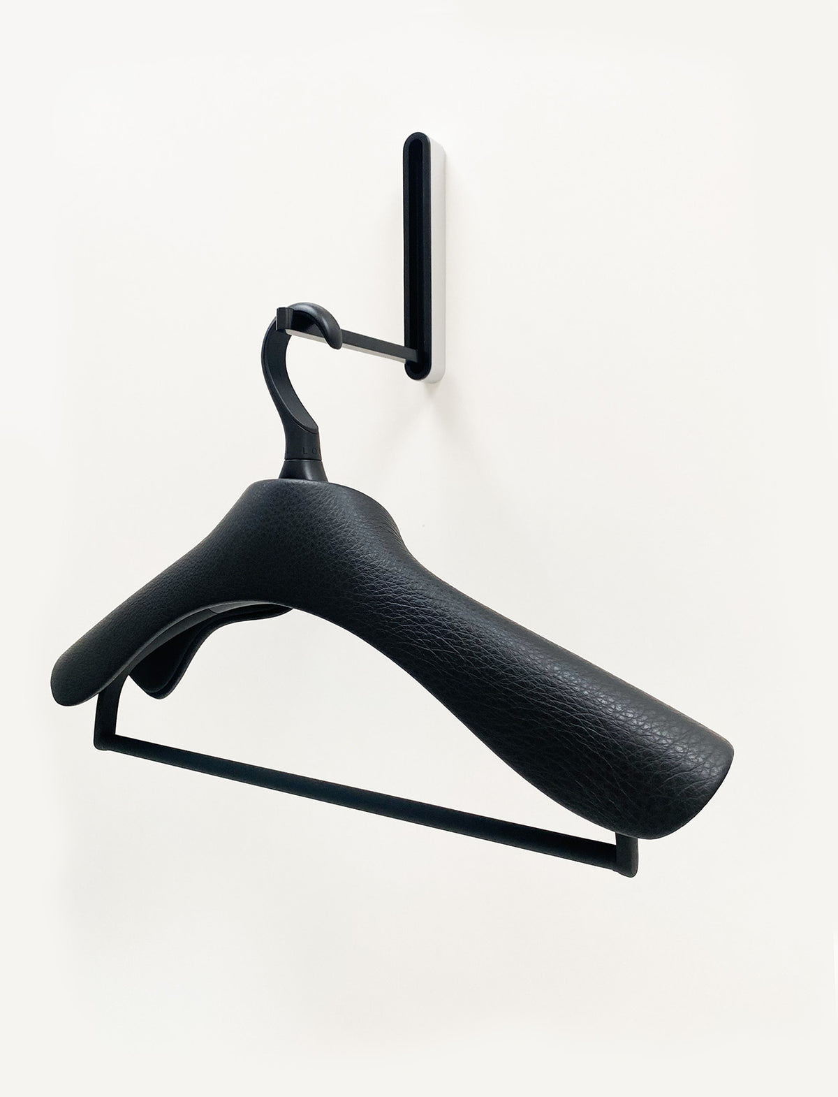 Kledinghanger Jas/Broek H in matzwart-onyx, zijaanzicht aan haak