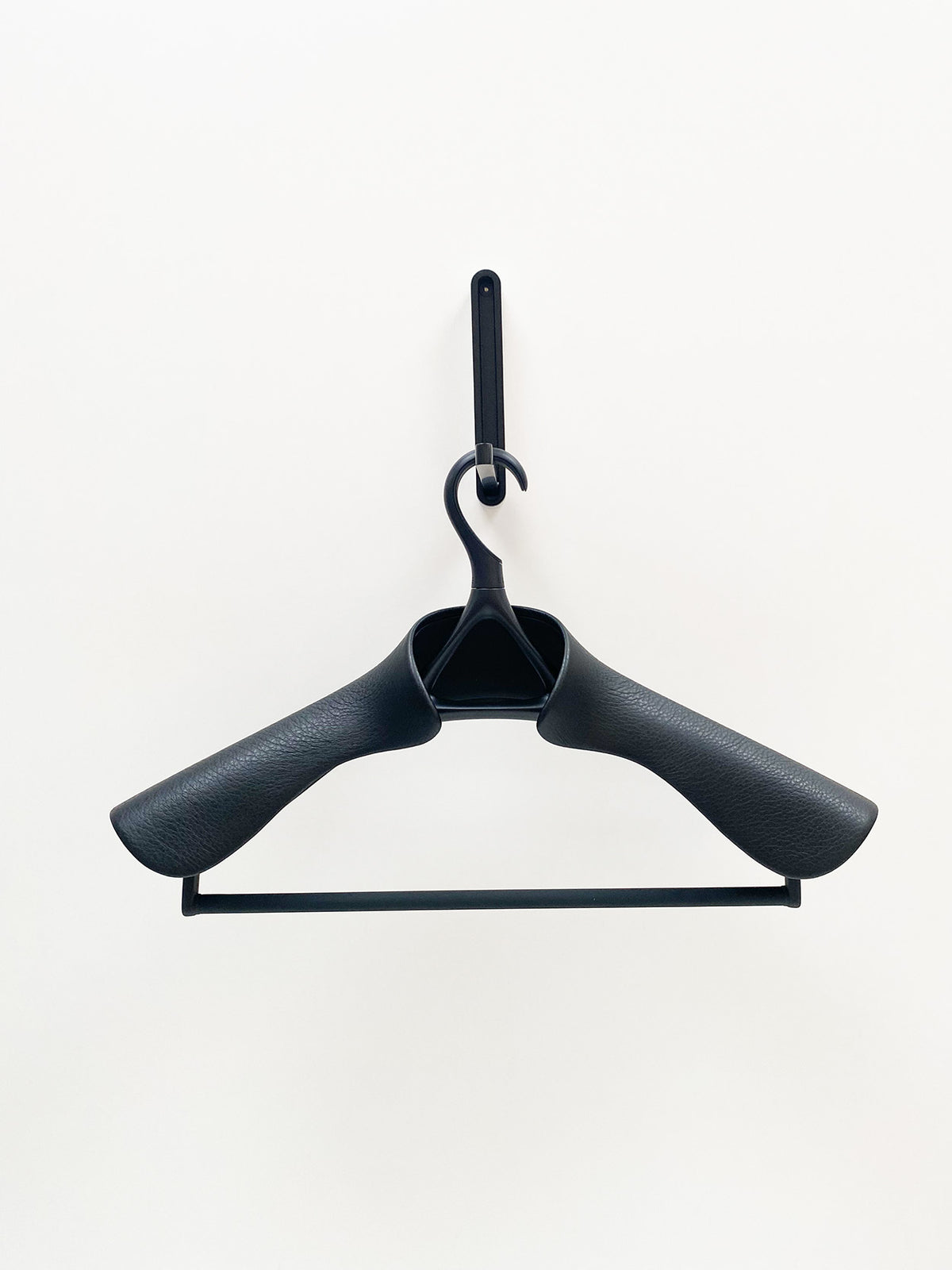 Kledinghanger Jas/Broek H in matzwart-onyx, vooraanzicht aan haak