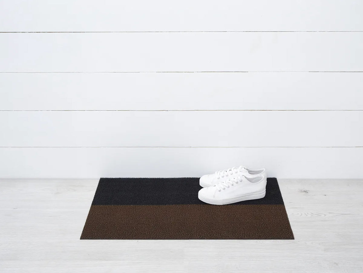 Chilewich deurmat Duo Stripe in zwart en mokkabruin, 46 x 71 cm