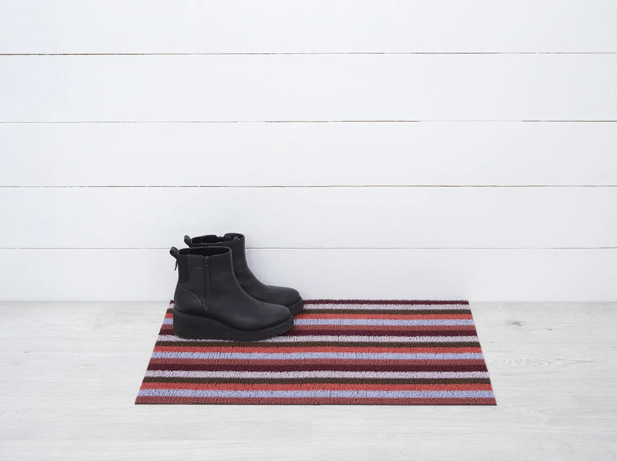 Chilewich deurmat Even Stripe Berry, gestreept in rood en aubergine, 46 x 71 cm