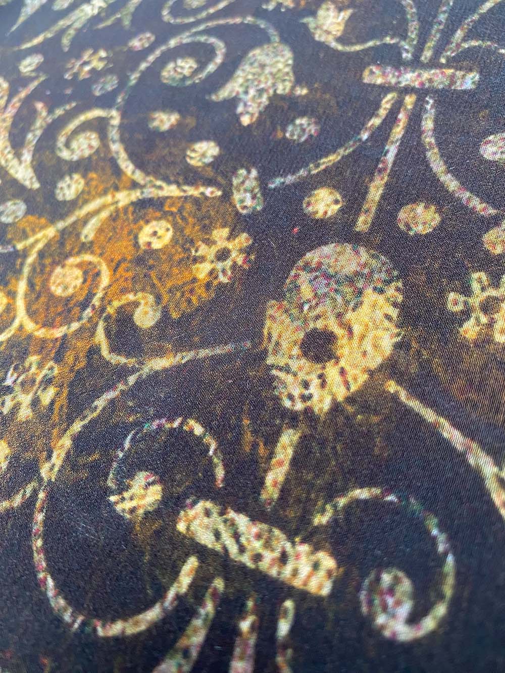 Detail van het gouden ornamentpatroon op zwarte ondergrond