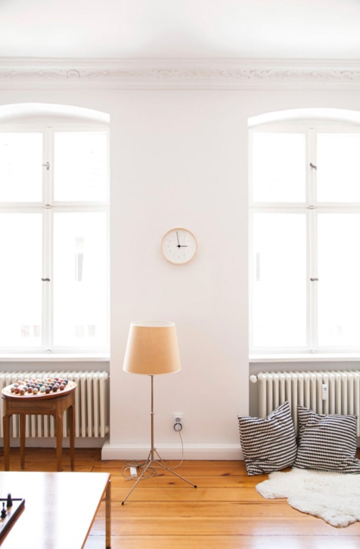 Lemnos Neut klok, rond, naturel essenhout, opgehangen aan wand